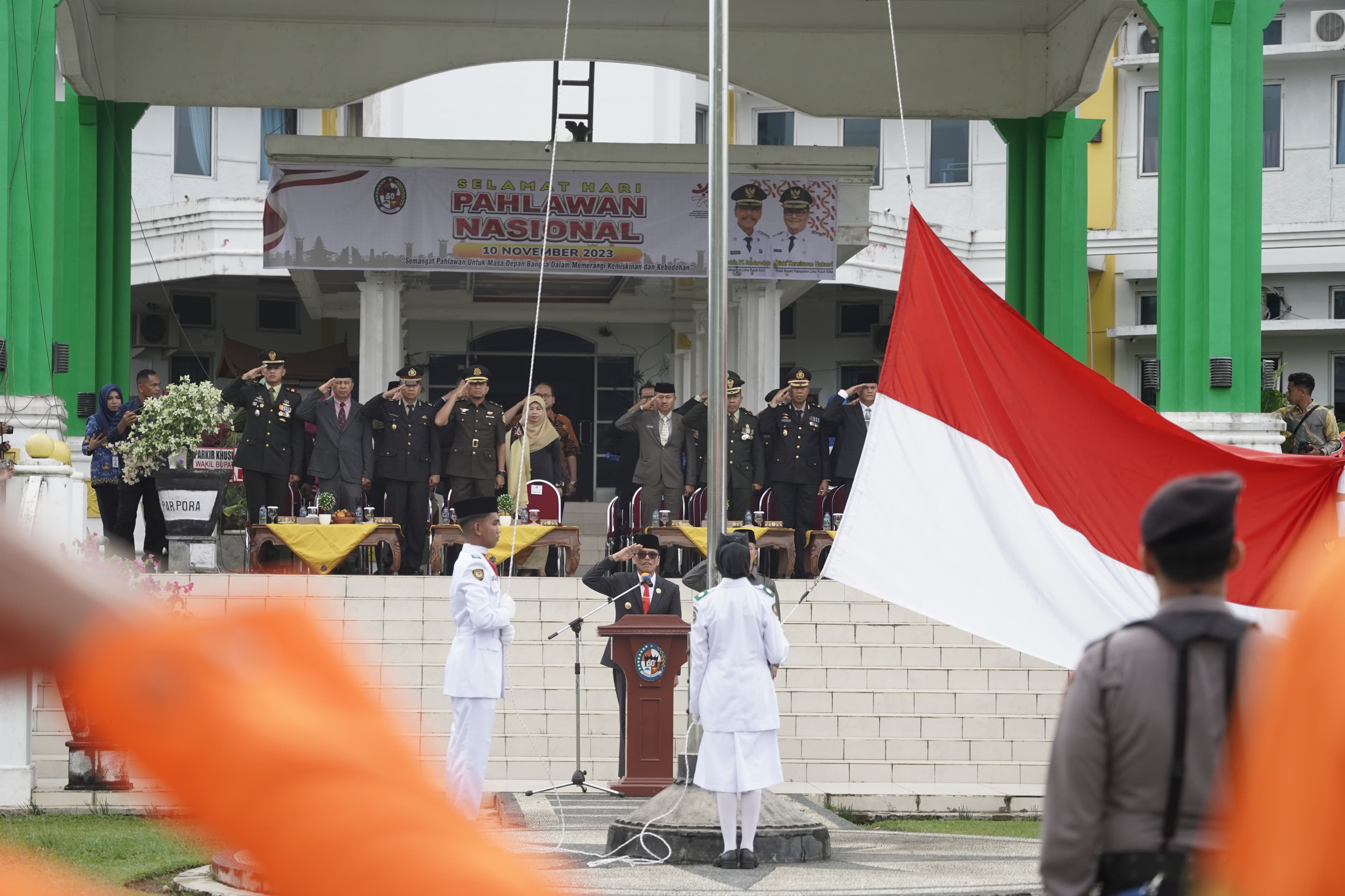 Bupati Limapuluh Kota, Safaruddin Dt. Bandaro Rajo menjadi inspektur upacara peringatan Hari Pahlawan Nasional ke-78